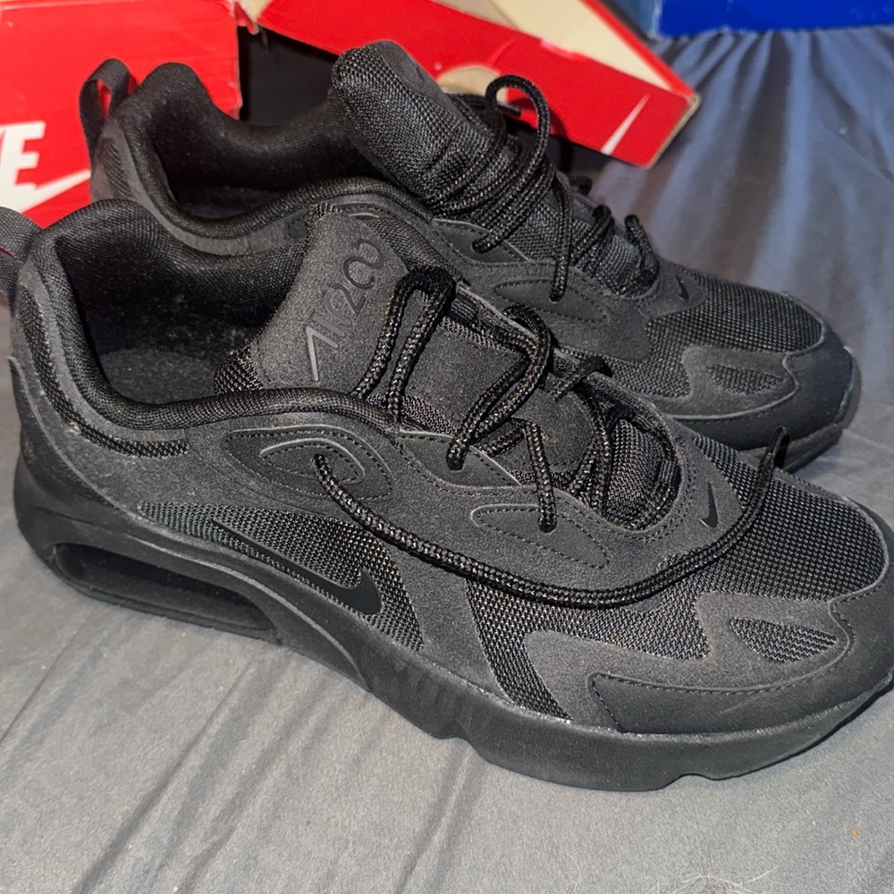 WMNS AIR MAX 200 'TRIPLE BLACK'
Size 9 W